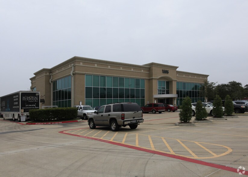 1505 E Winding Way Dr, Friendswood, TX à louer - Photo de l’immeuble – Image 3 sur 6