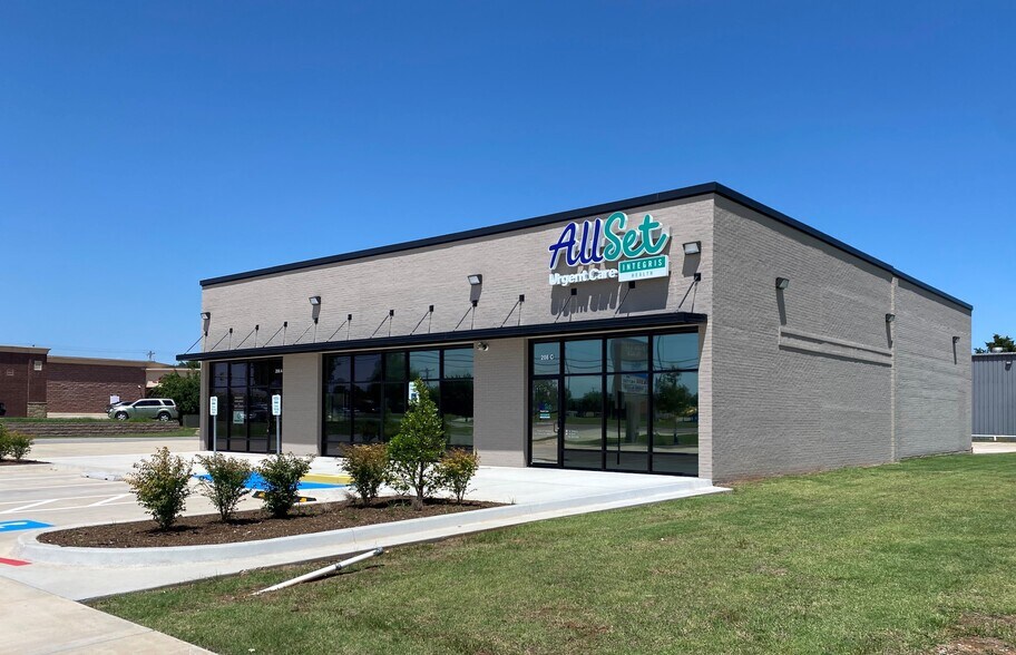 208 S Douglas Blvd, Midwest City, OK à louer - Photo principale – Image 2 sur 5