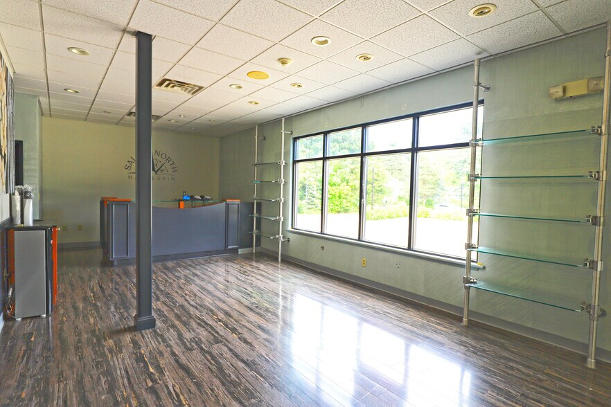 580 N Falmouth Hwy, North Falmouth, MA à louer - Photo de l’immeuble – Image 3 sur 10