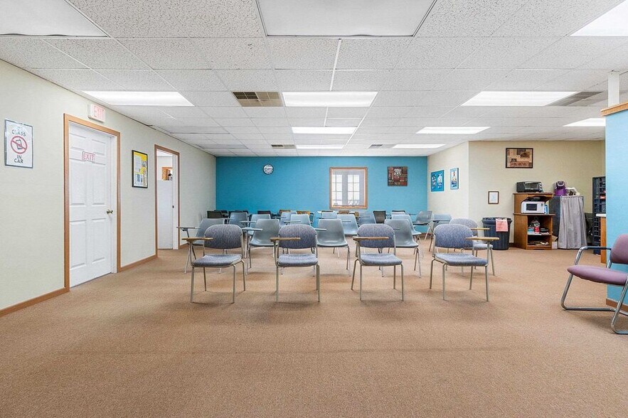 1639 Deckner Ave, Green Bay, WI à louer - Photo de l’immeuble – Image 3 sur 7