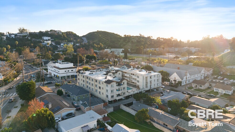 1615 Yosemite Dr, Los Angeles, CA à vendre - Photo de l’immeuble – Image 1 sur 17