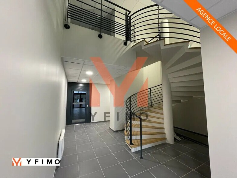 Bureau dans Aubergenville à louer - Hall d’entrée – Image 2 sur 3