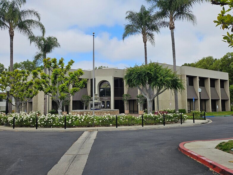 1745 W Orangewood Ave, Orange, CA à louer - Photo de l’immeuble – Image 1 sur 7