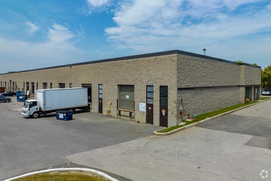 1815 Meyerside Dr, Mississauga, ON à louer - Photo de l’immeuble – Image 2 sur 4
