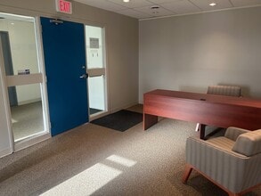 1112 40th Ave NE, Calgary, AB à louer Hall d’entrée– Image 2 sur 10