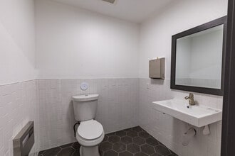 10835-10845 Vanowen St, North Hollywood, CA à louer Photo intérieure– Image 2 sur 7