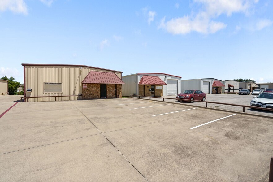 621 Industrial Blvd, Grapevine, TX à louer - Photo de l’immeuble – Image 2 sur 8