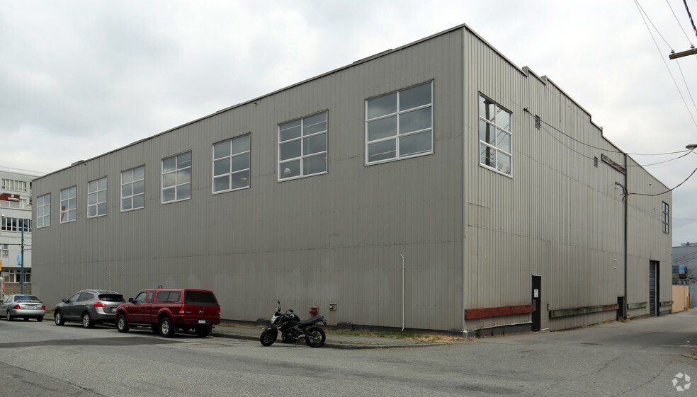 708 Powell St, Vancouver, BC à louer - Photo de l’immeuble – Image 2 sur 4