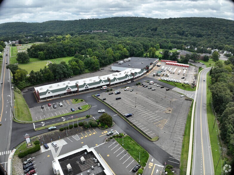 799 New Haven Rd, Naugatuck, CT à louer – Image 2 sur 6