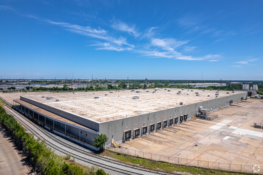 8901 Forney Rd, Dallas, TX à louer - Aérien – Image 3 sur 6