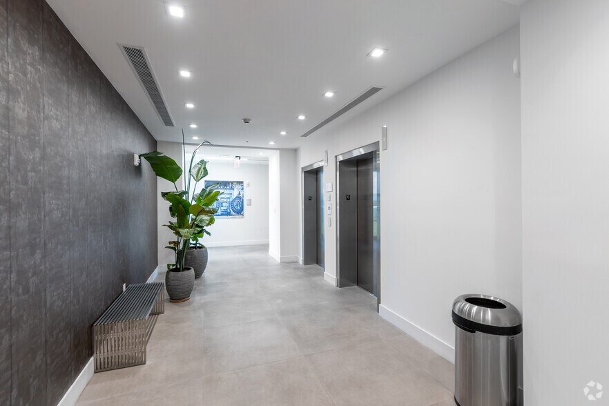 800 SE 4th Ave, Hallandale Beach, FL à louer - Hall d’entrée – Image 3 sur 31