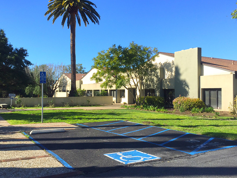 1351 Holiday Hill Rd, Goleta, CA à vendre - Photo de l’immeuble – Image 2 sur 13