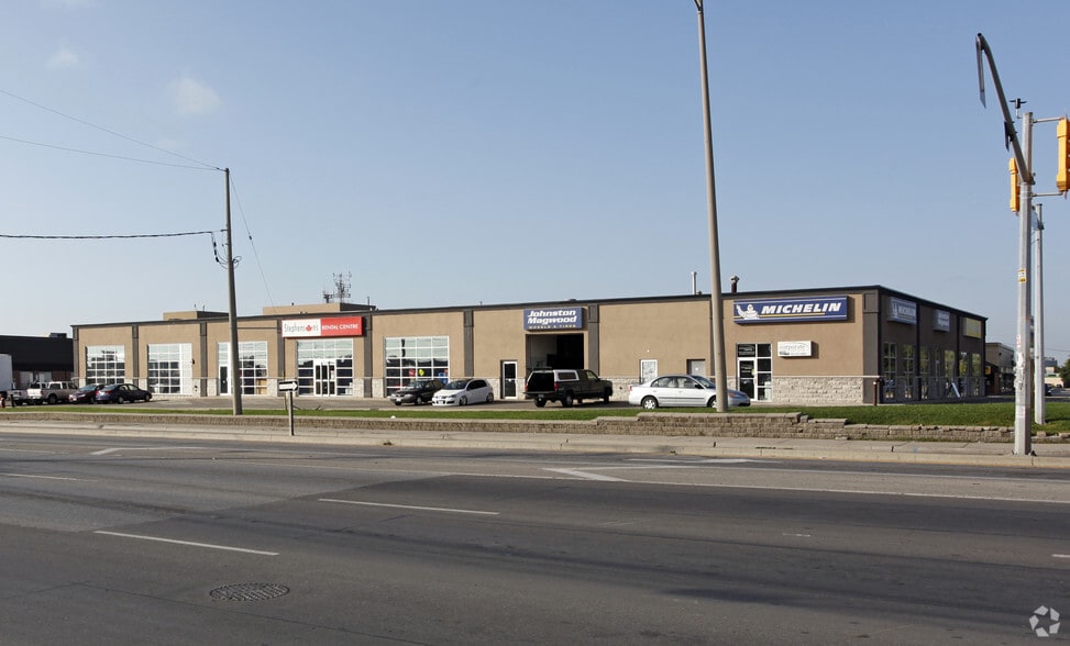 700 Burnhamthorpe Rd W, Mississauga, ON à louer - Photo de l’immeuble – Image 2 sur 2
