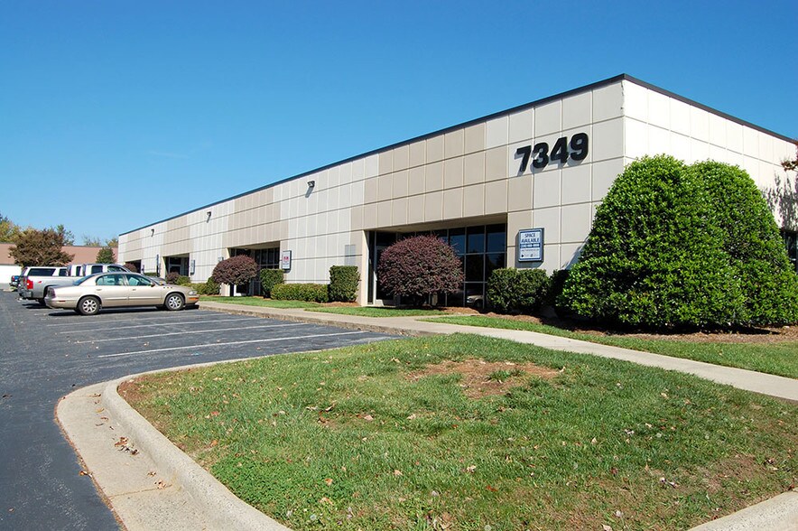 7349 W Friendly Ave, Greensboro, NC à louer - Photo de l’immeuble – Image 1 sur 6