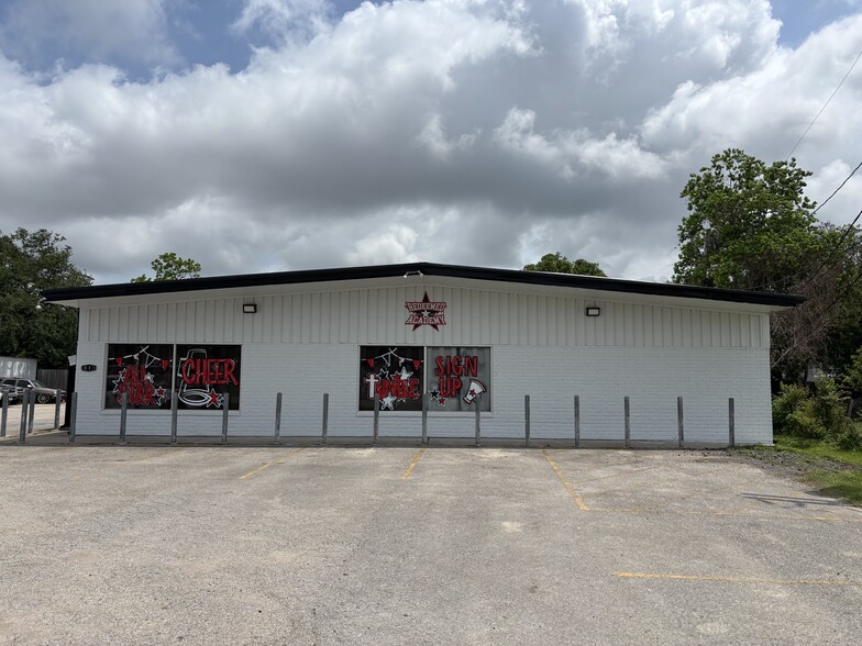 1913 S Gordon St, Alvin, TX à louer - Photo de l’immeuble – Image 3 sur 14