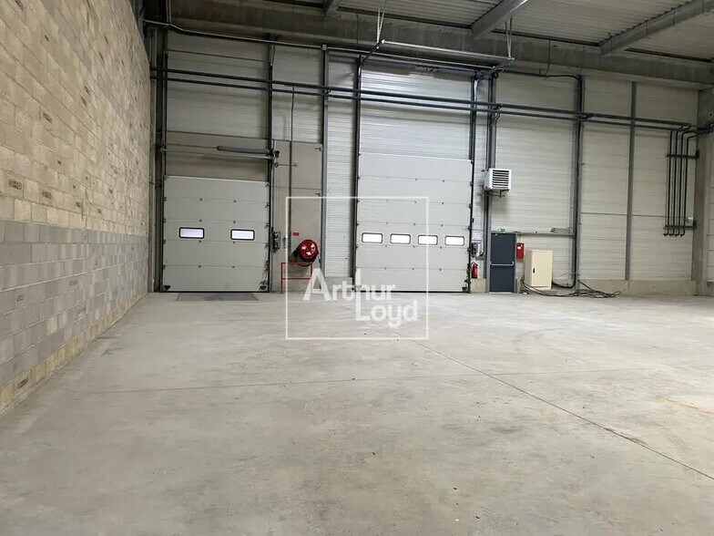 Local d’activités dans Lieusaint à louer - Photo de l’immeuble – Image 2 sur 10
