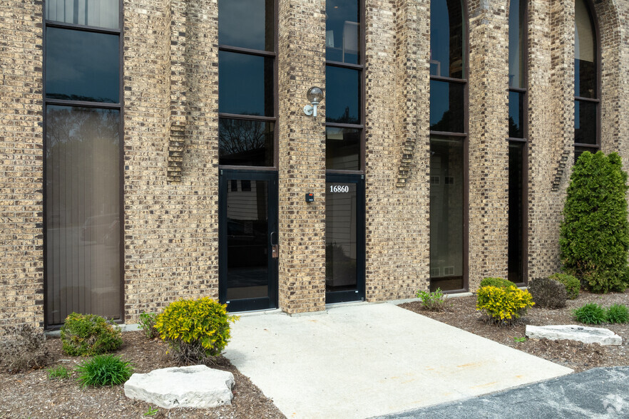 16860 Oak Park Ave, Tinley Park, IL à louer - Photo de l’immeuble – Image 3 sur 9