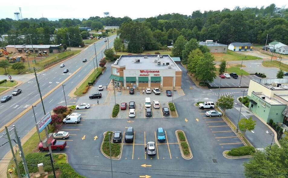 1232 W Wade Hampton Blvd, Greer, SC à vendre - Photo de l’immeuble – Image 1 sur 2