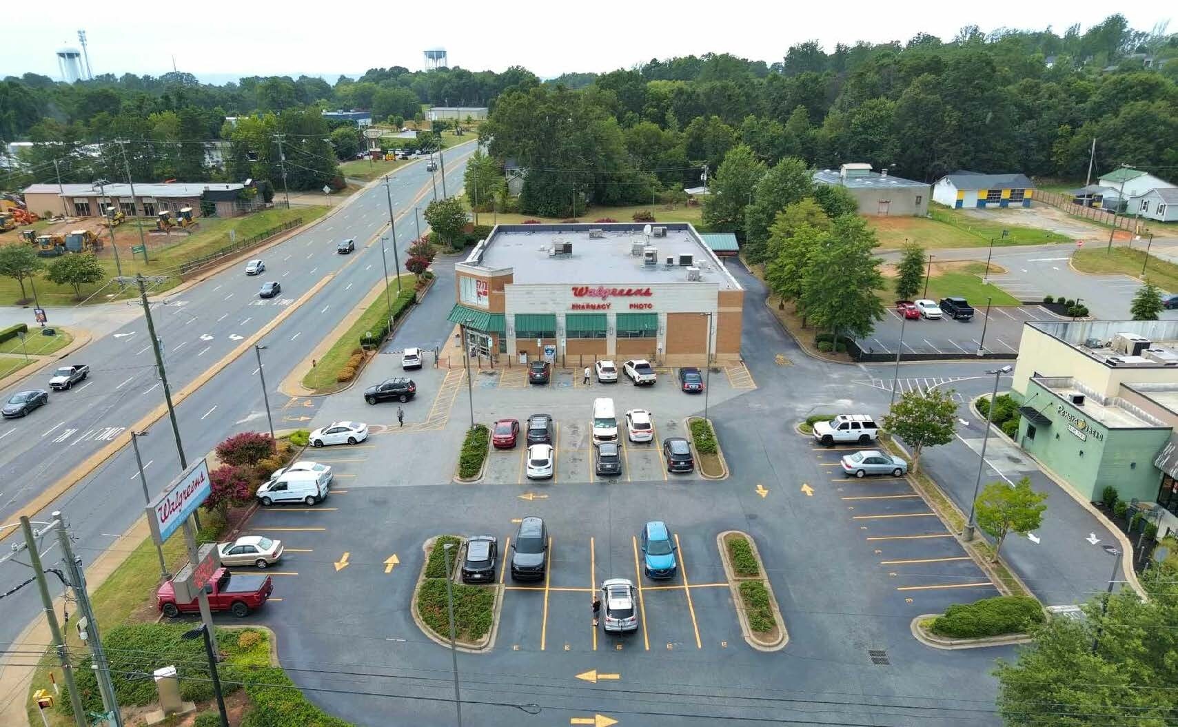 1232 W Wade Hampton Blvd, Greer, SC à vendre Photo de l’immeuble– Image 1 sur 3