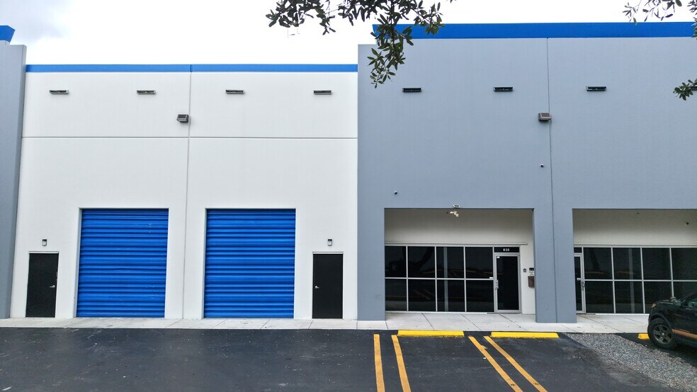 955 NW 159th Dr, Miami, FL à louer - Photo de l’immeuble – Image 1 sur 31