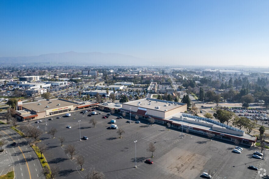 Newpark Plaza Redev. Play, 13 Acres portefeuille de 2 biens à vendre sur LoopNet.fr - Aérien – Image 2 sur 8