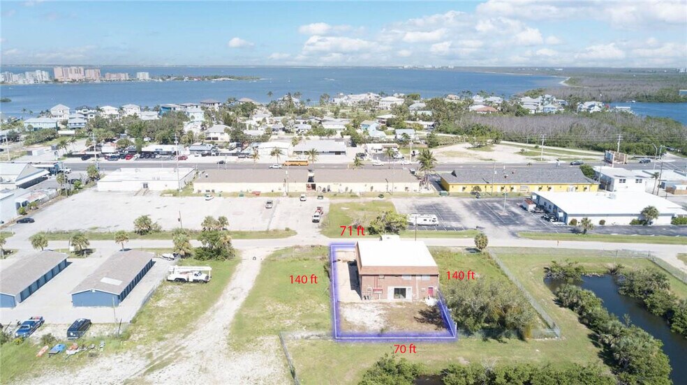 880 Buttonwood Dr, Fort Myers, FL à vendre - Photo de l’immeuble – Image 2 sur 32