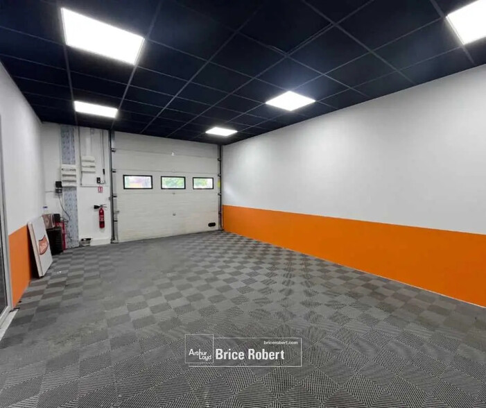 Local commercial dans Décines-Charpieu à louer - Photo intérieure – Image 2 sur 15