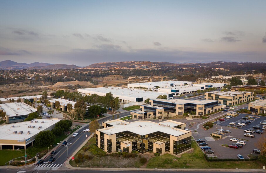 8901 Activity Rd, San Diego, CA à louer - Photo de l’immeuble – Image 3 sur 6