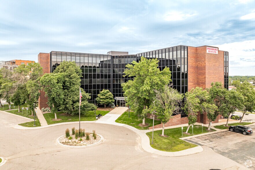 10650 Red Circle Dr, Minnetonka, MN à louer - Photo principale – Image 1 sur 13