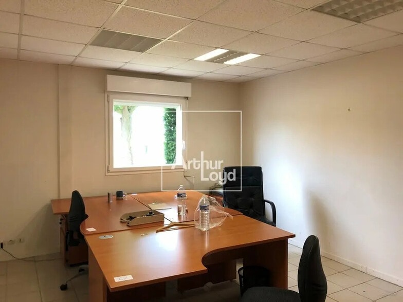 Bureau dans Montereau-sur-le-Jard à louer - Photo de l’immeuble – Image 3 sur 3