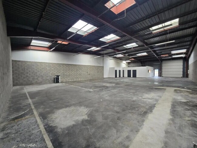 Plus de détails pour Local d'activités à louer