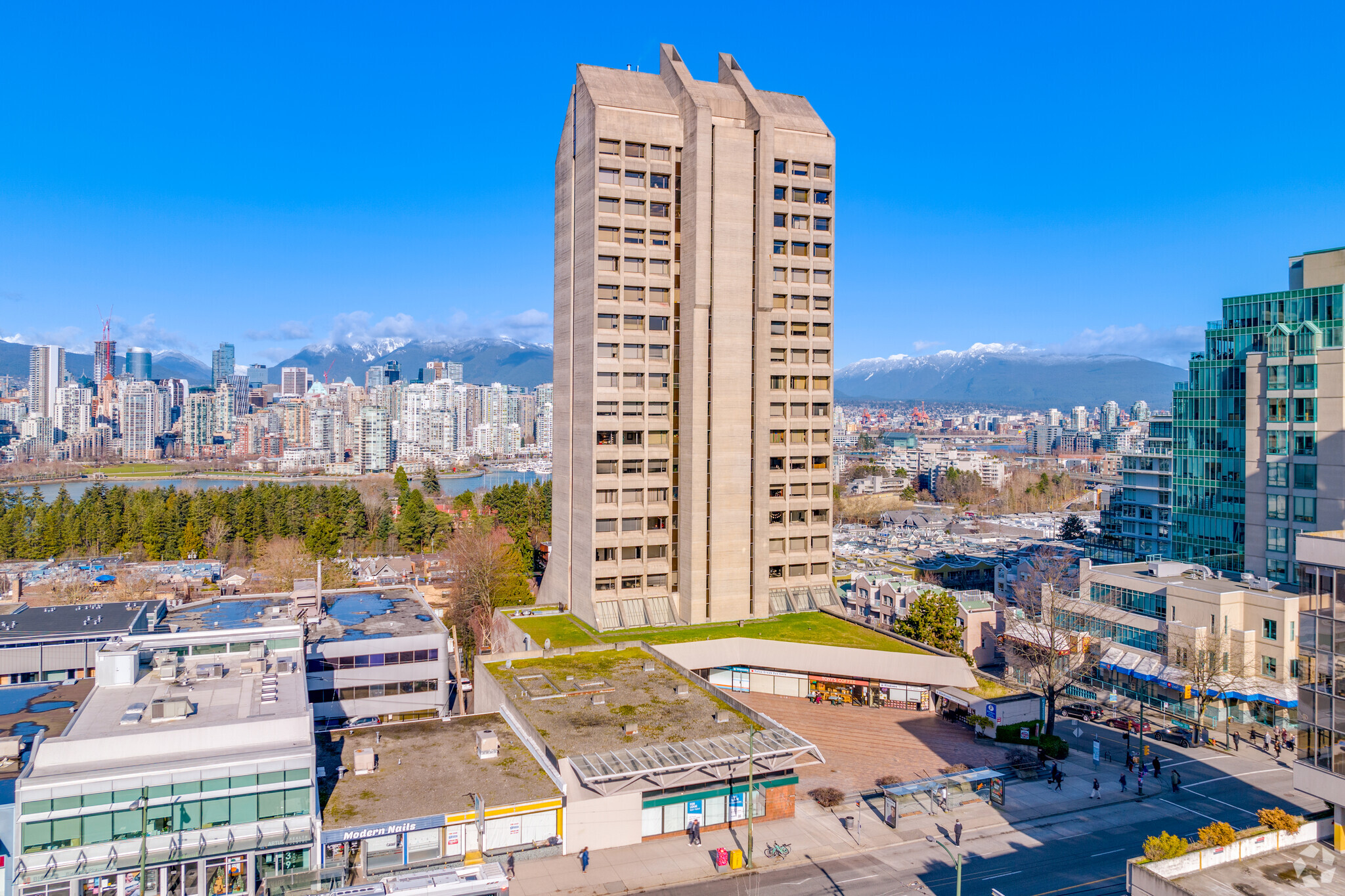 805 W Broadway, Vancouver, BC à louer Photo de l’immeuble– Image 1 sur 11