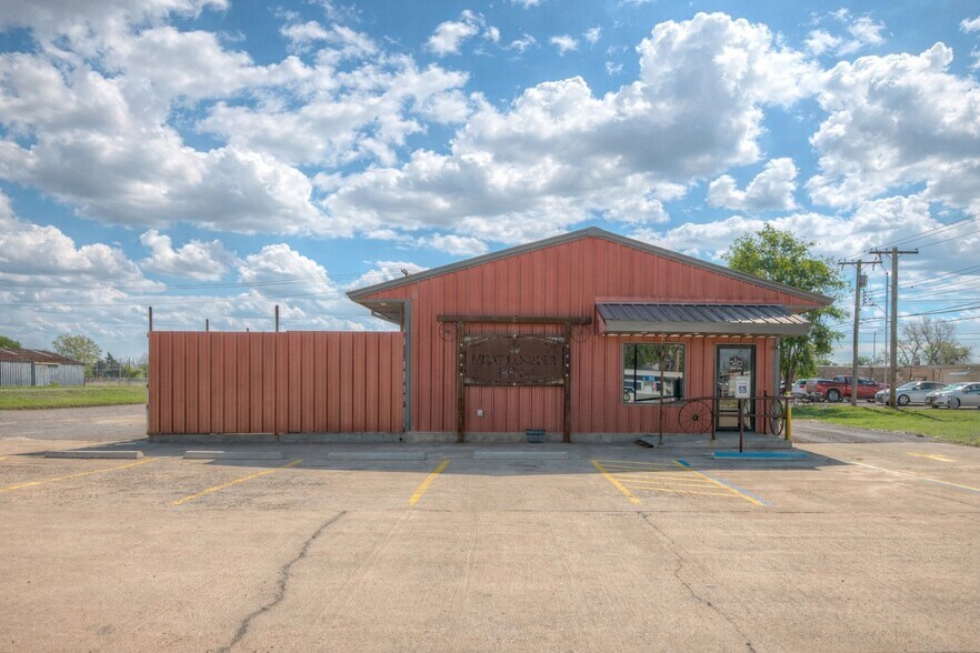 106 NW 4th St, Lindsay, OK à vendre - Photo de l’immeuble – Image 1 sur 28