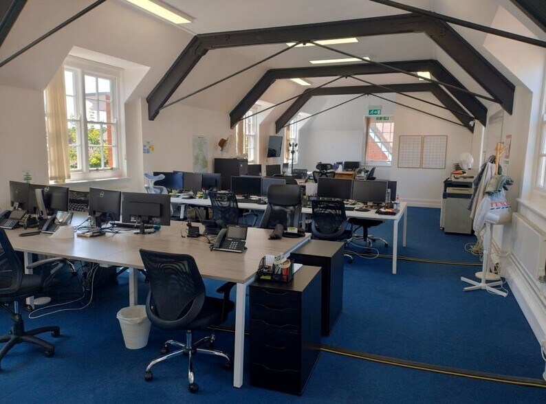 3 Bluecoats Ave, Hertford à louer - Photo de l’immeuble – Image 2 sur 5