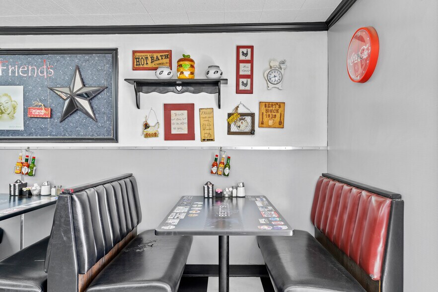 Bert's Cafe + Business portefeuille de 2 biens à vendre sur LoopNet.fr - Photo de l’immeuble – Image 3 sur 3