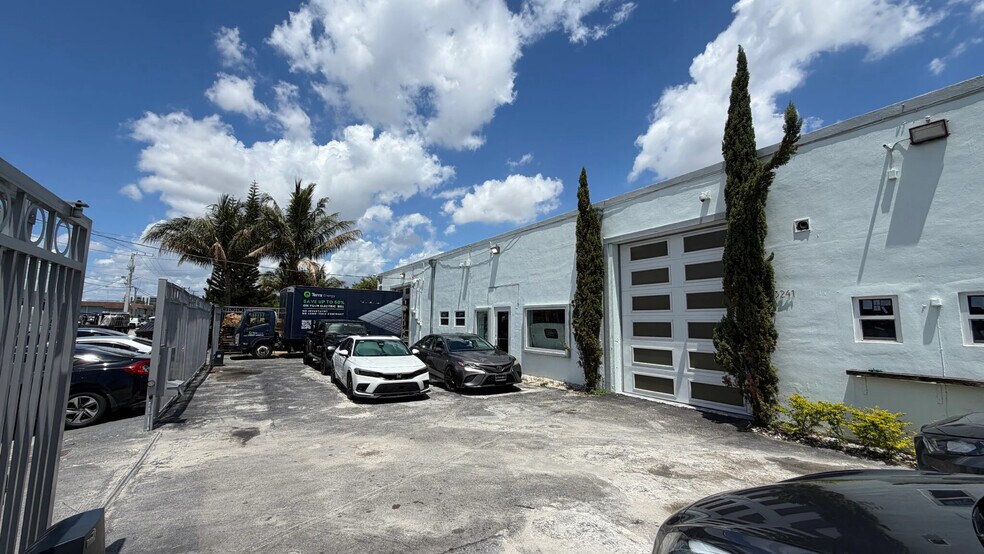 3241-3249 NW 38th St, Miami, FL à louer - Photo de l’immeuble – Image 3 sur 7