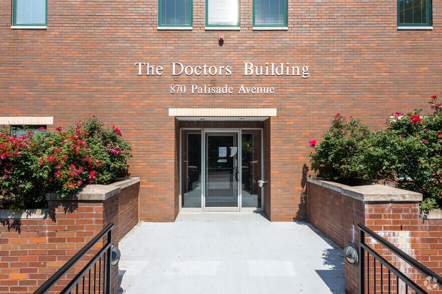 870 Palisade Ave, Teaneck, NJ à louer - Photo de l’immeuble – Image 3 sur 4