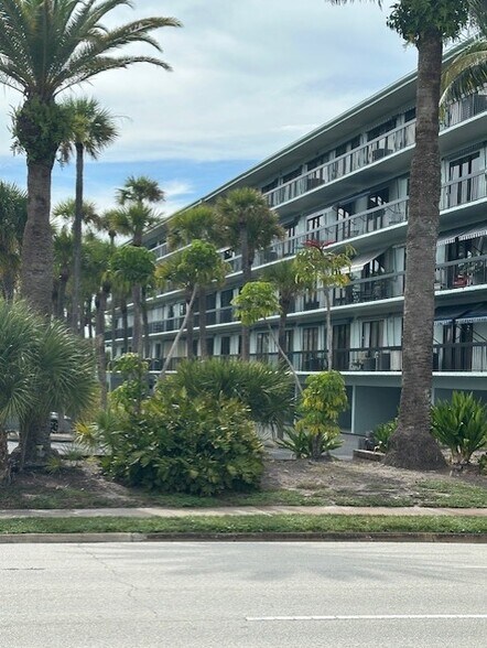 2335 Tamiami Trl N, Naples, FL à louer - Photo de l’immeuble – Image 2 sur 4