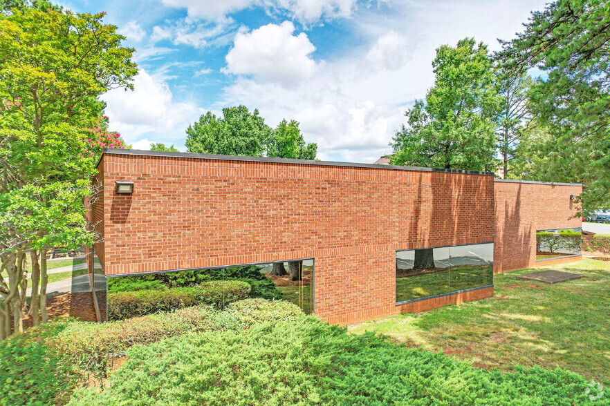 5715 Westpark Dr, Charlotte, NC à louer - Photo de l’immeuble – Image 2 sur 6