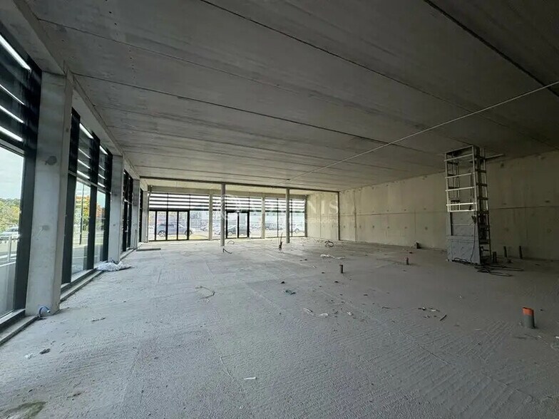 Local commercial dans Mulsanne à louer - Photo de l’immeuble – Image 2 sur 3