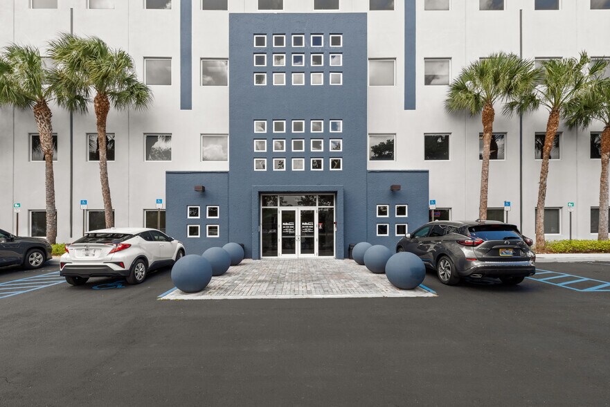 7791 NW 46th St, Doral, FL à louer - Photo de l’immeuble – Image 2 sur 8