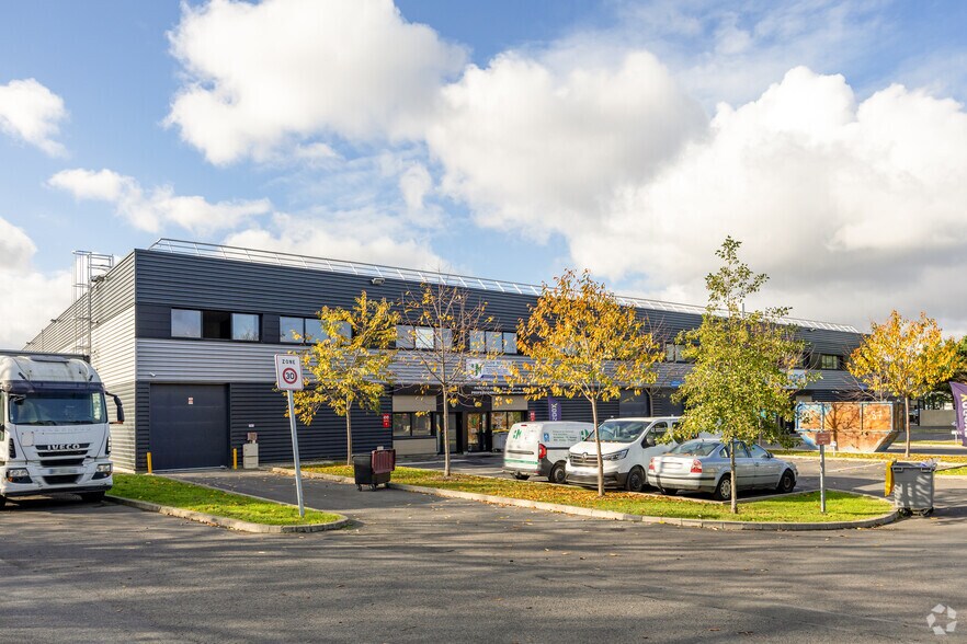 Local d’activités dans Aulnay-sous-Bois à louer - Photo principale – Image 1 sur 2