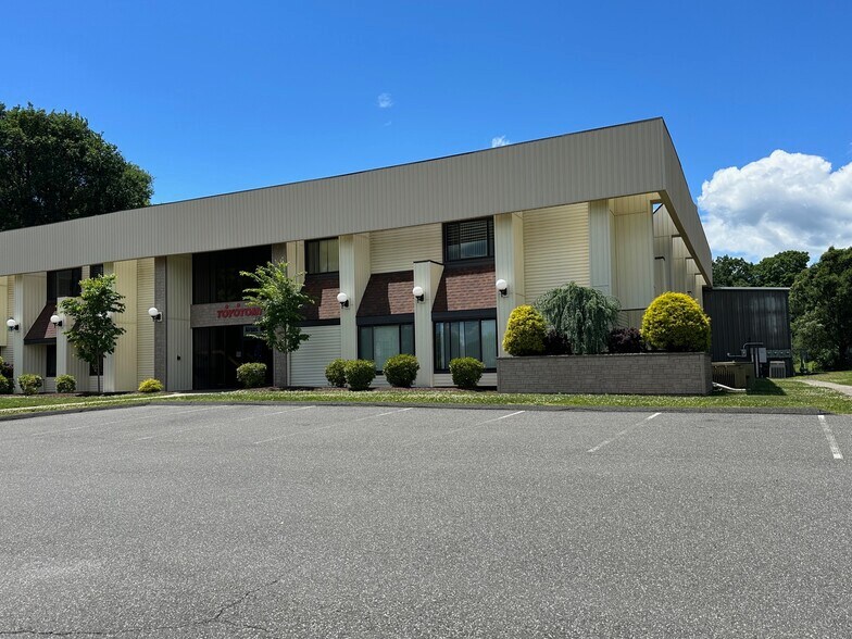 604 Federal Rd, Brookfield, CT à louer - Photo de l’immeuble – Image 3 sur 13