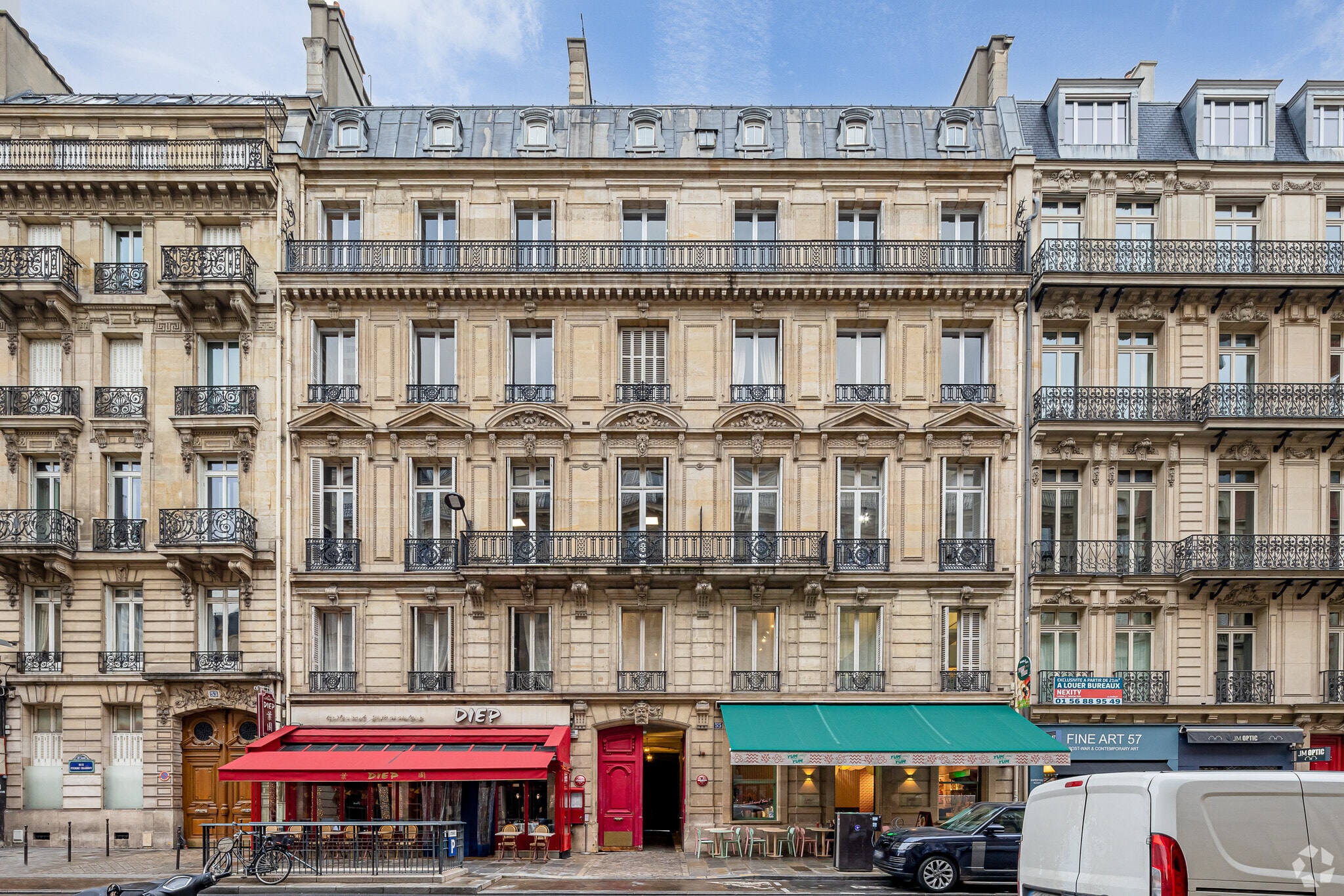 Rue Pierre Charron, Paris à louer Photo principale– Image 1 sur 4