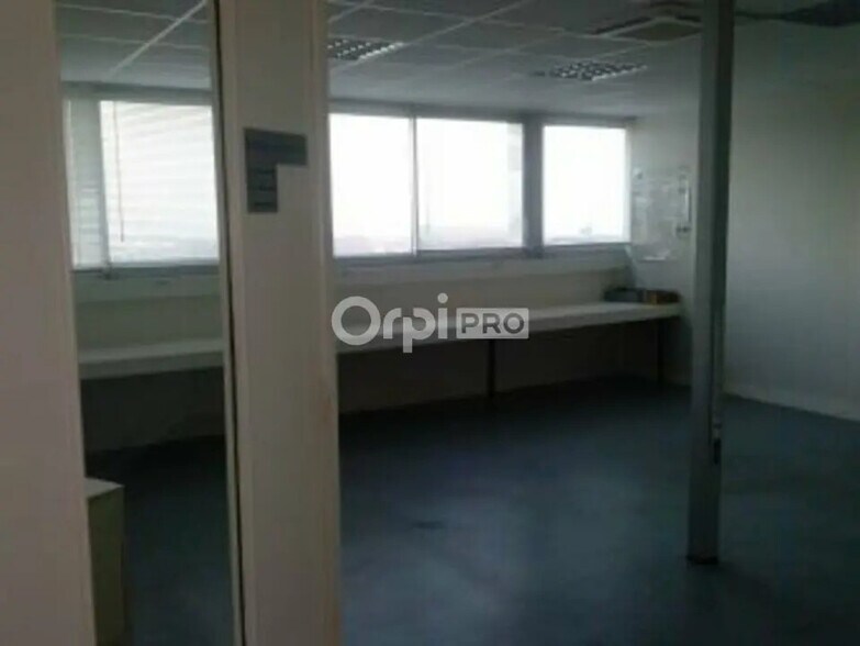 Bureau dans Prémilhat à louer - Photo de l’immeuble – Image 2 sur 4