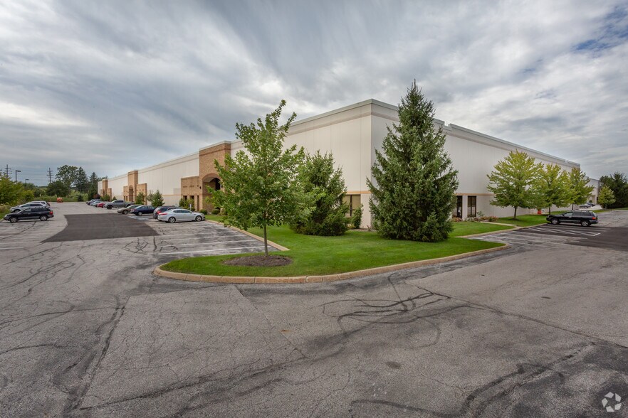 7900 Cochran Rd, Solon, OH à louer - Photo de l’immeuble – Image 3 sur 4