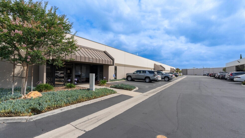 1132-1140 E Valencia Dr, Fullerton, CA à vendre - Photo de l’immeuble – Image 1 sur 7