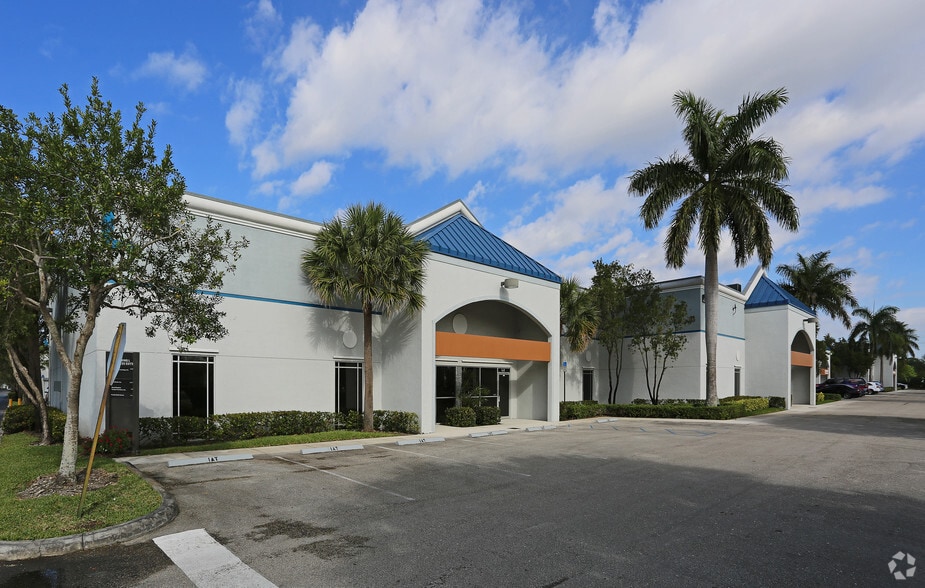 6601 Lyons Rd, Coconut Creek, FL à louer - Photo principale – Image 3 sur 8
