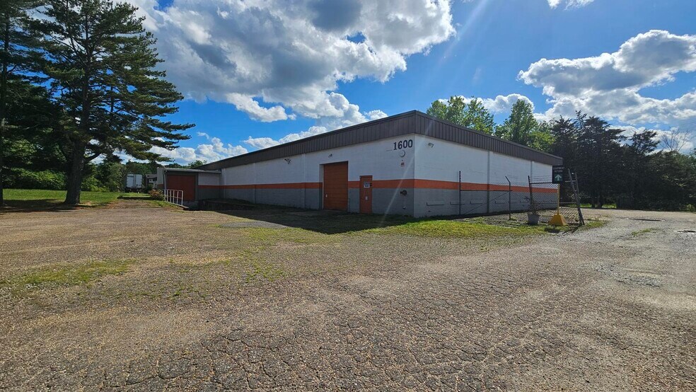 1600 Howard Ave, Fredericksburg, VA à vendre - Photo de l’immeuble – Image 3 sur 4