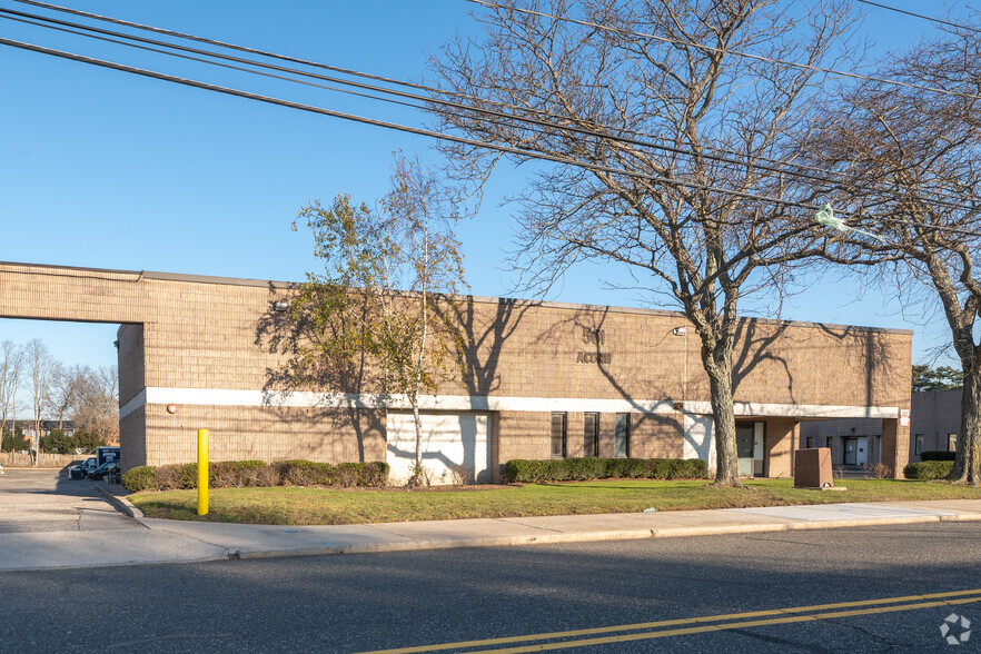 561 Acorn St, Deer Park, NY à louer - Photo principale – Image 1 sur 19